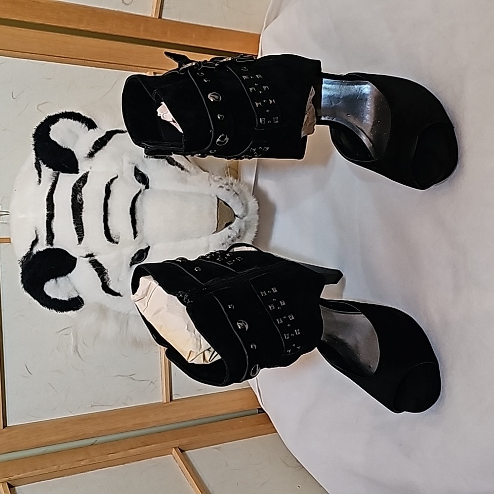Women Black/Silver a.n.a Open Toe Ankle Heels in a Size 10M
